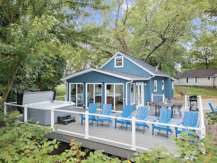 Lakefront Portage Lakes Home w/ hot tub