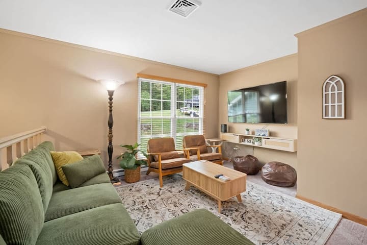 Lake Retreat • Hot Tub • Game Room • Sleeps 12 - Summersville, WV