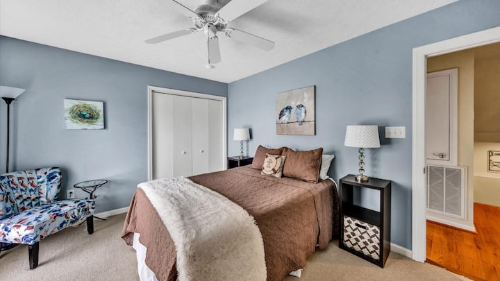 Disfruta del lujo en el dormitorio principal con sábanas suaves y un ambiente relajante.