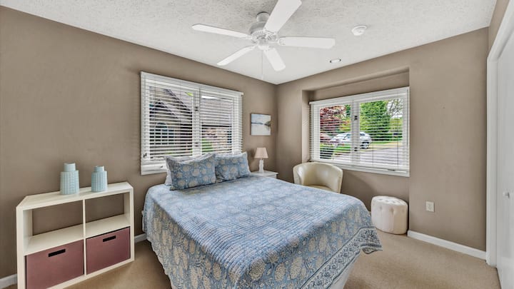 Disfruta de una estancia tranquila en este dormitorio, diseñado pensando en tu comodidad.