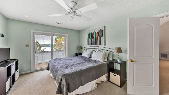 Disfruta de una estancia tranquila en este dormitorio, diseñado pensando en tu comodidad.