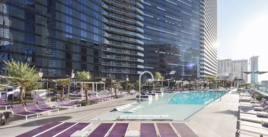 LVStripHouse JC408 + JC406 Modern 3BD/3BA Condo Sleeps 14 gallery image 5