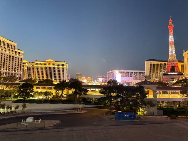 LVStripHouse JC408 + JC406 Modern 3BD/3BA Condo Sleeps 14 gallery image 2