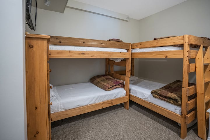 Მოიცავს ორ ორსართულიან საწოლს.