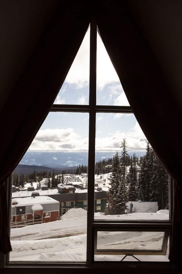 Pamje e fshatit SilverStar nga dritarja e dhomës kryesore të gjumit.