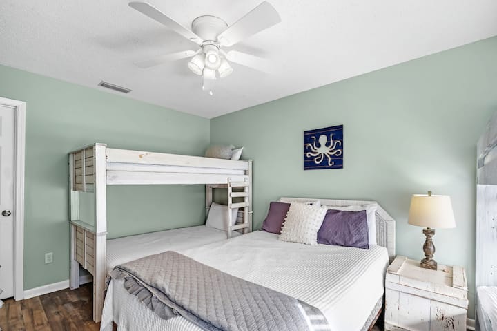 Chumba kipya cha Kitanda cha Ghorofa kilichobuniwa na Kitanda aina ya Queen