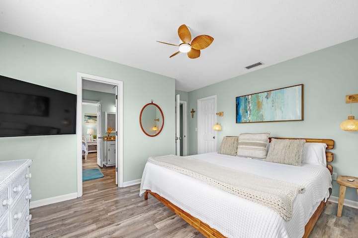 Chumba cha kulala kilichobuniwa hivi karibuni upande wa Sunrise na Roshani ya Kujitegemea