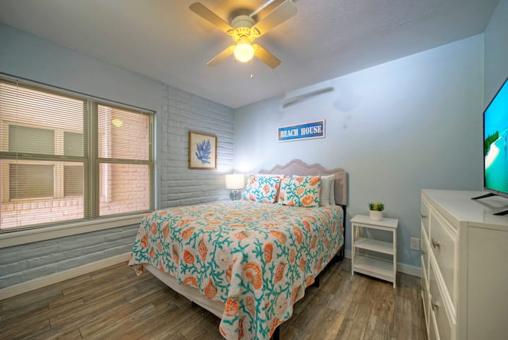 Chumba cha kulala 2 kina kitanda cha malkia na runinga.