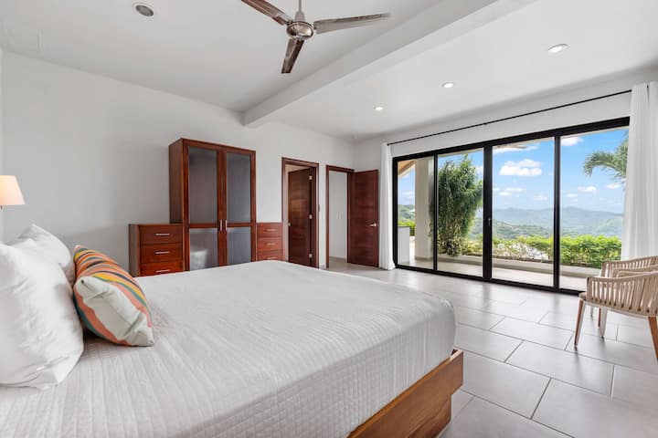 חדר שינה מס' 2 - מיטת קינג עם חדר אמבטיה צמוד