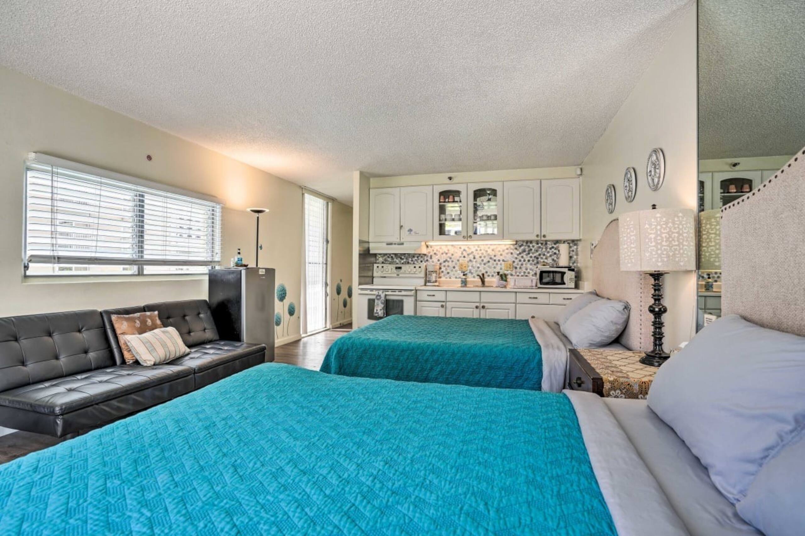 4th floor Marine Surf Studio with 2 queen beds - Image 15