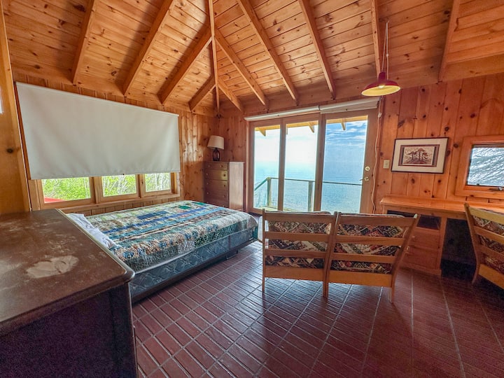 Posteľ Murphy v spálni 1 je veľká ako menšia manželská posteľ.