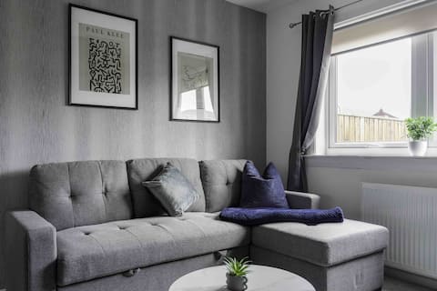 Snug Modern Home in Livingston