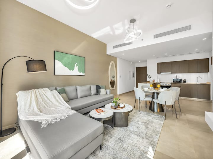 Priestranná obývacia izba s prirodzeným svetlom