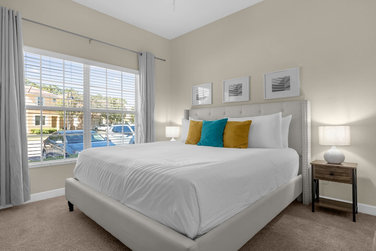 Dhomë gjumi "King" me dritare të mëdha dhe shumë dritë natyrale