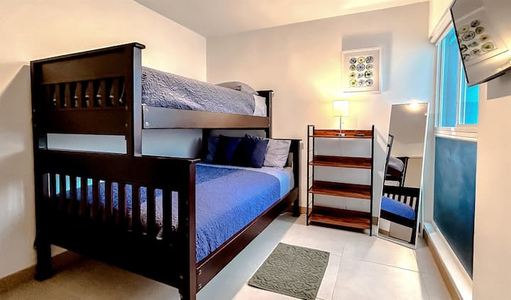 เตียงสองชั้นในห้องนอนผู้เข้าพัก