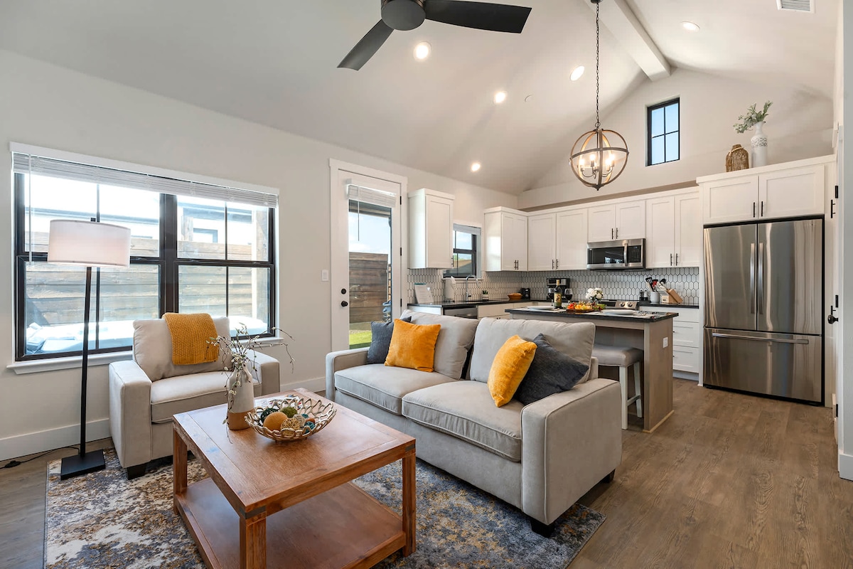 Top Airbnb: Eagle's Hangout 102 - Hot Tub, Close to 290 in Fredericksburg