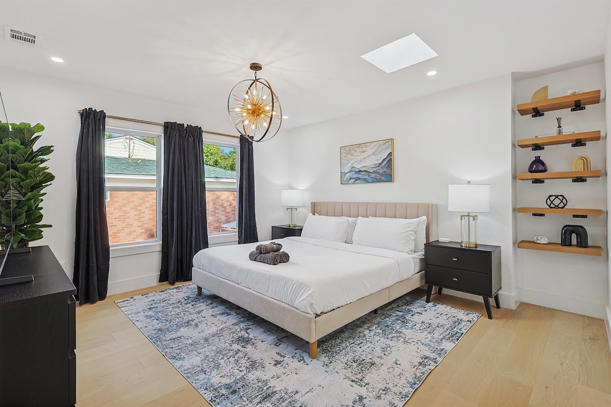 חדר השינה הראשי המפואר הזה כולל מיטת קינג סייז מפוארת, חדר רחצה צמוד וכל הנוחות של הבית עם טלוויזיה, שידה, שידות לילה, מנורות ועיצוב. 