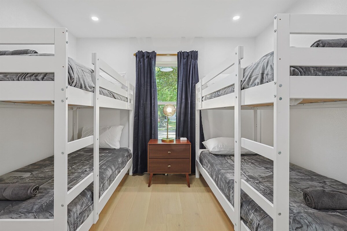 עם לא אחת אלא שתי מיטות קומתיים זמינות בחדר השינה הזה, זה אומר שיש אפשרויות מיטה זוגית זמינות לבחירתכם!