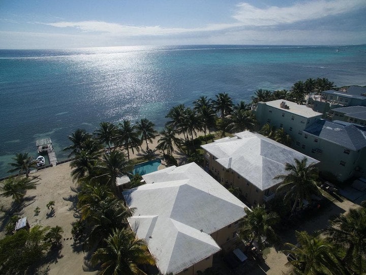 Ground Level -Oceanfront condo -Pool & Restaurant in San Pedro