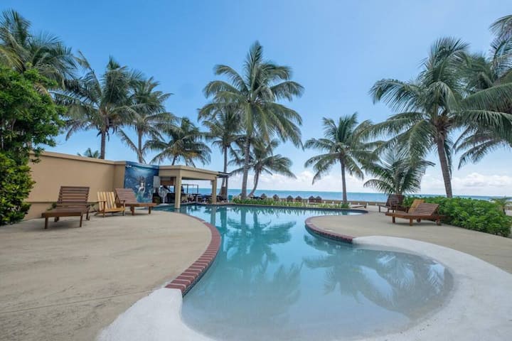 Ground Level -Oceanfront condo -Pool & Restaurant in San Pedro