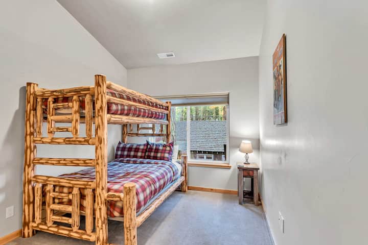 Спална соба 3: двоен кревет на спрат, плакар, горен кат