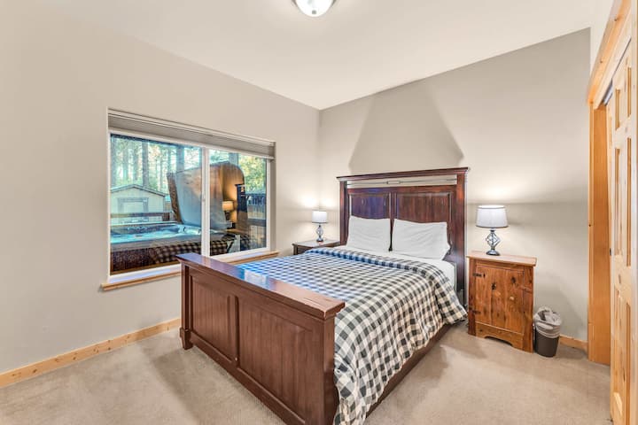 Спална соба 4: брачен кревет (широк 150 - 179 см), голем плакар, приземје