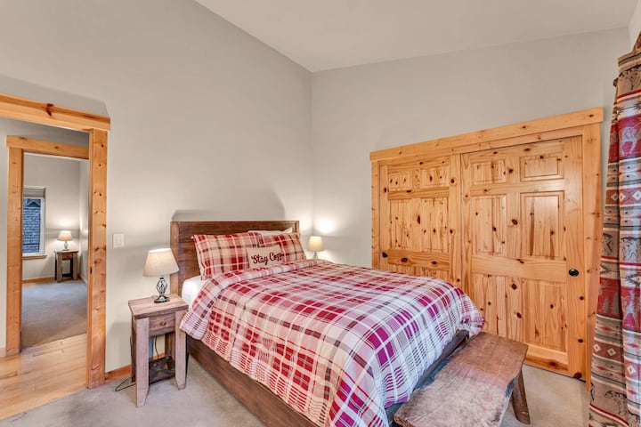 Спална соба 2: брачен кревет (широк 180 - 200 см), голем плакар, горен кат