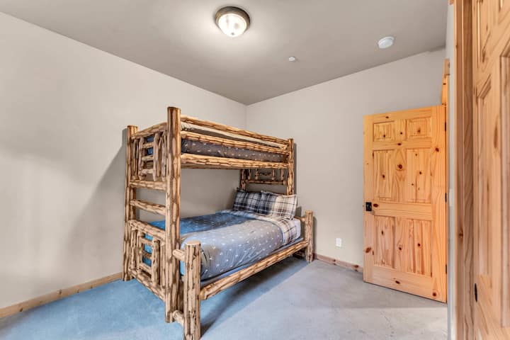 Спална соба 5: кревет на спрат со поширок кревет подолу, плакар, приземје