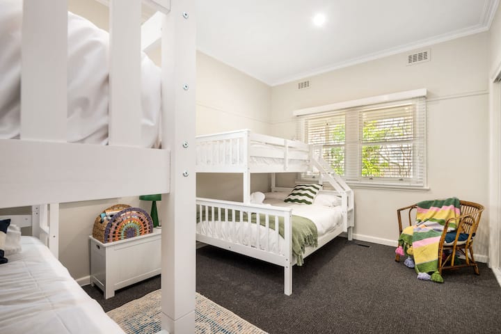 Chambre avec lit superposé - avec lits superposés standard et doubles (5 personnes) et rangement