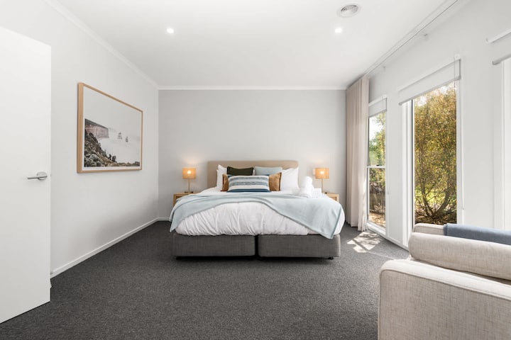 Chambre principale avec accès au jardin, grand peignoir et salle de bain attenante. 