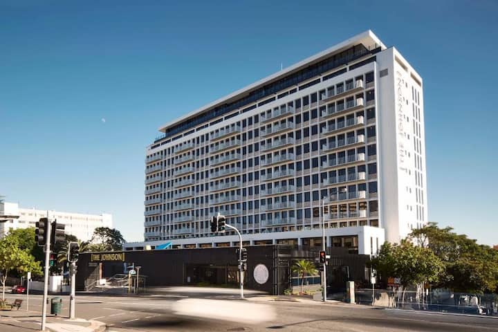 Great Location, City Views, Parking & Pool - Brisbane