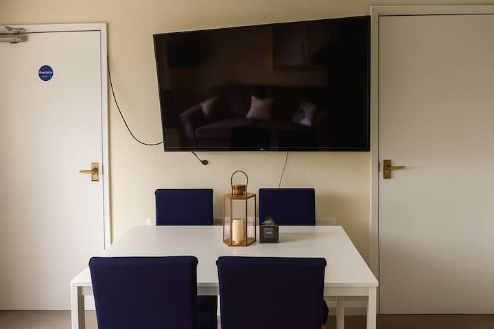 Spacious 5-Bed Parking, WiFi & Self Check-In nr UW gallery image 3