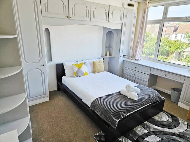 Spacious 5-Bed Parking, WiFi & Self Check-In nr UW gallery image 5