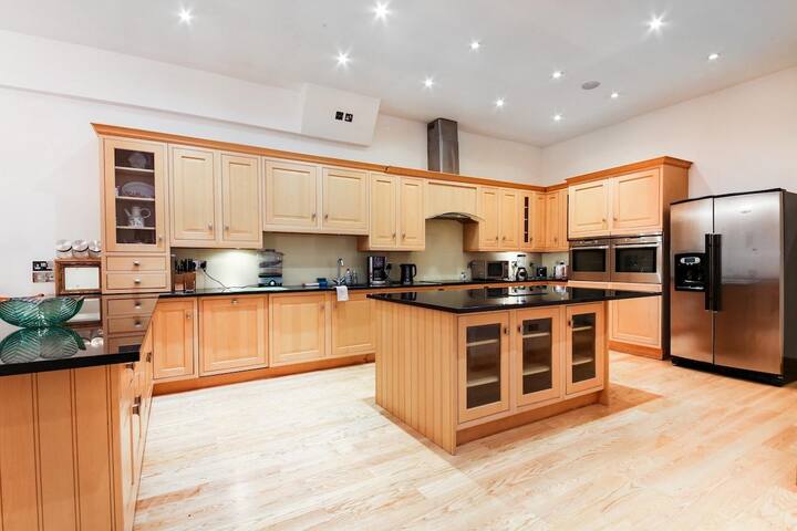 Specious Family Kensington 5-Bed House, Sleeps 12 gallery image 2