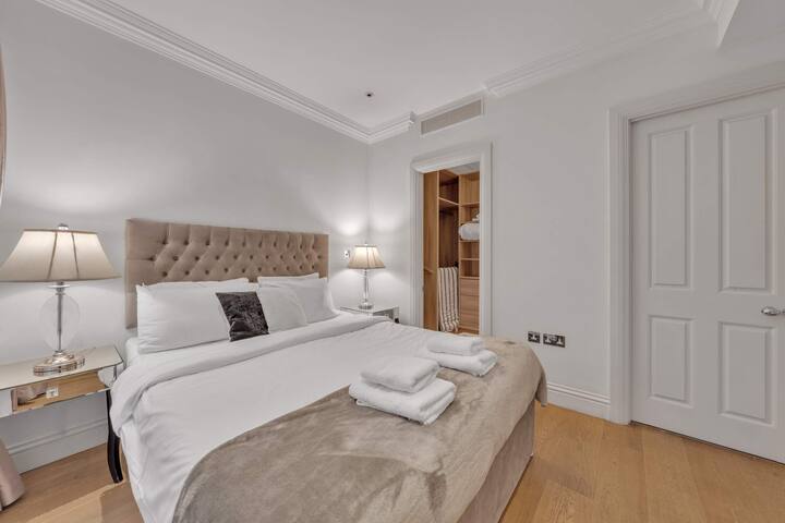 Luxurious 4-Bed Mews House in London gallery image 2