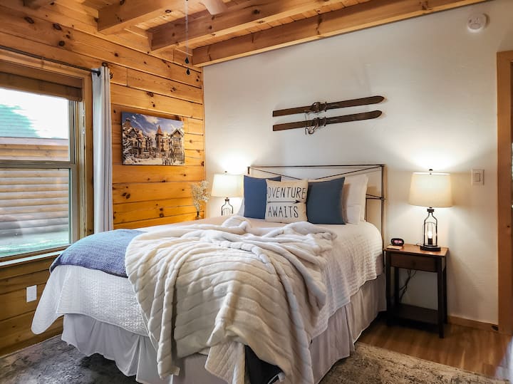 Првата спална соба на главниот кат има супер удобен брачен кревет (широк 150-179 см) со луксузен душек од мемори пена, како и паметен телевизор и пристап до задниот двор + хидромасажна када