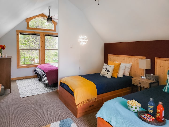 Во спалната соба на куќата за превоз има 4 лица и има еден брачен кревет (широк 150-179 см) и две близначки (сите со душеци од мемори пена). Добро е изолирано и останува топло во текот на целата година. Има и паметен телевизор