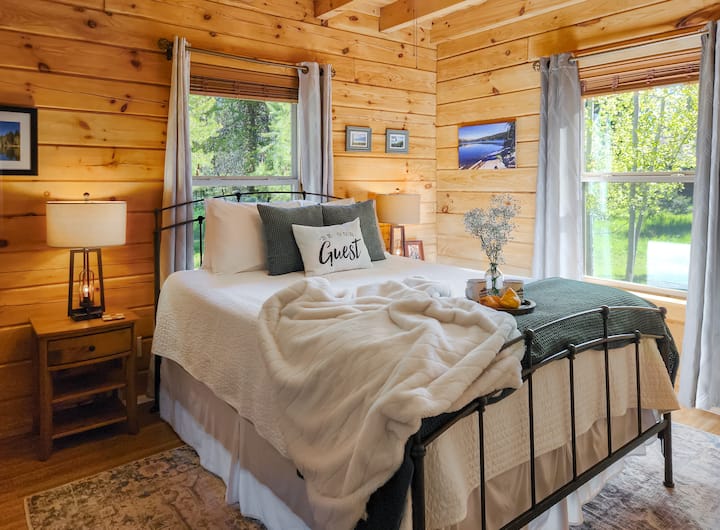 Спалната соба на вториот кат, исто така, има брачен кревет (широк 150-179 см) и луксузен душек од мемори пена, како и сопствена бања