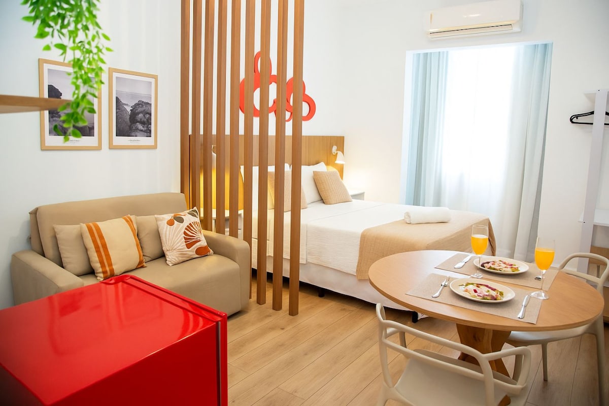 Spite pohodlne: priestranná posteľ, mäkké vankúše, klimatizácia a zatemnenie pre pokojný spánok.