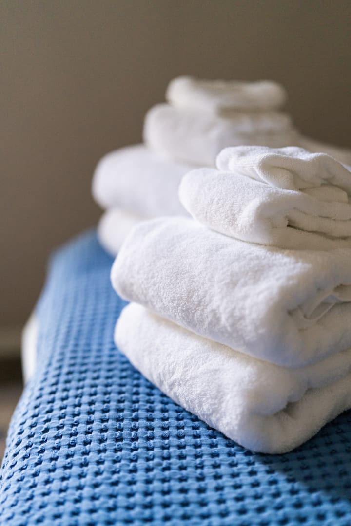 Serviettes de bain et serviettes de toilette fraîches fournies pour votre confort – Tout ce dont vous avez besoin pour un séjour relaxant !