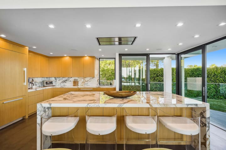 The Elvis Villa by Stay Awhile Villas gallery image 2