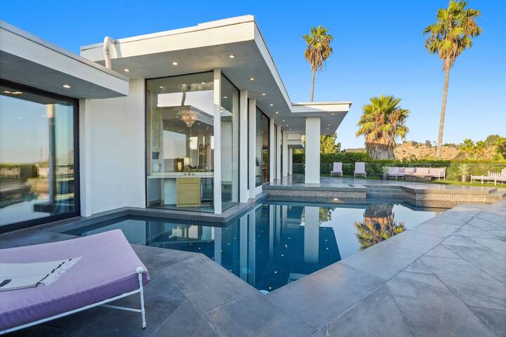 The Elvis Villa by Stay Awhile Villas gallery image 5