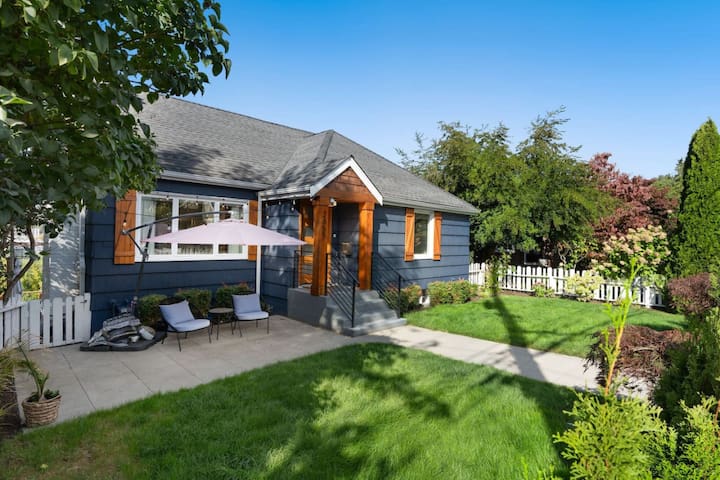 3 BR Luxury Craftsmen | Queen Anne | Family/Pet+ gallery image 2