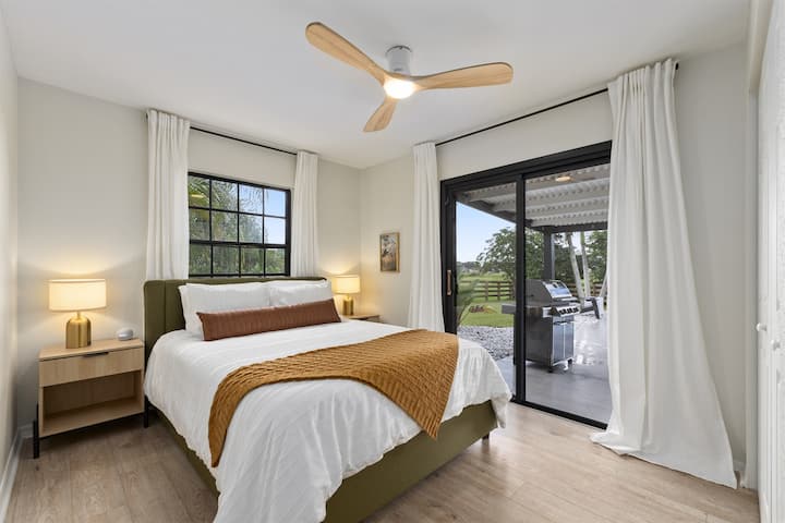 חדר שינה ליד הבריכה