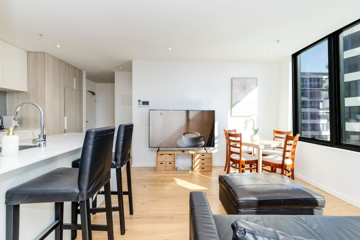 Popular Airbnb listing: Walking to Market 2 Bedrooms Apt Footscray wGarage in Footscray