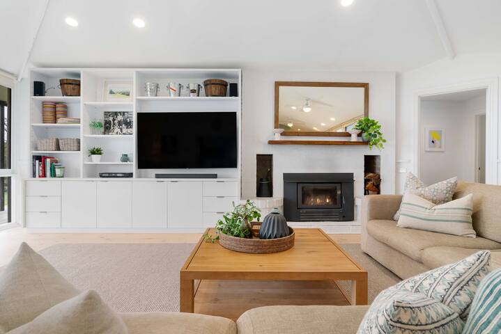 Coast n’ Country – Bay Views, Pool, Games gallery image 3