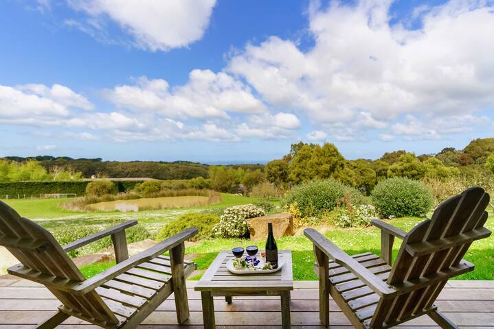 Coast n’ Country – Bay Views, Pool, Games gallery image 4