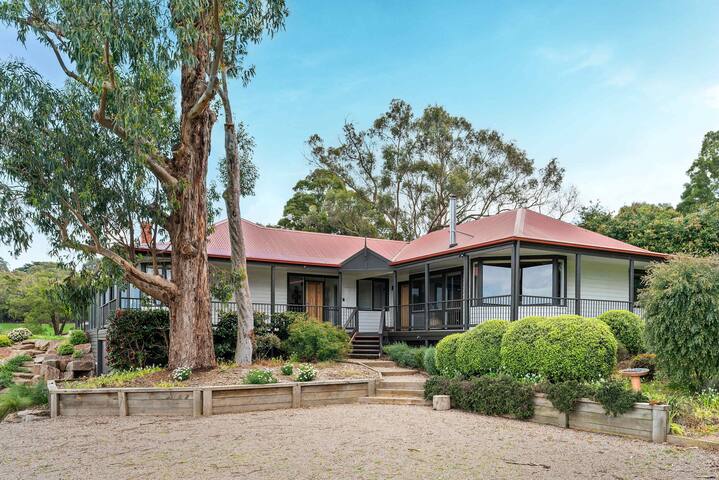 Coast n’ Country – Bay Views, Pool, Games gallery image 2