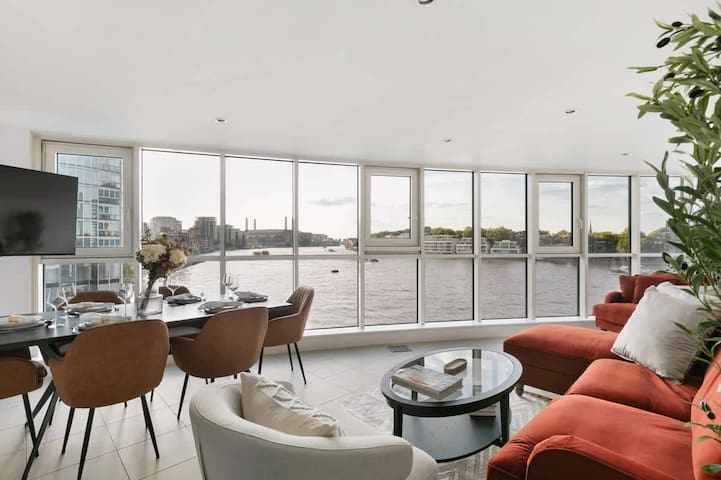 2 bed riverside flat with breath taking views