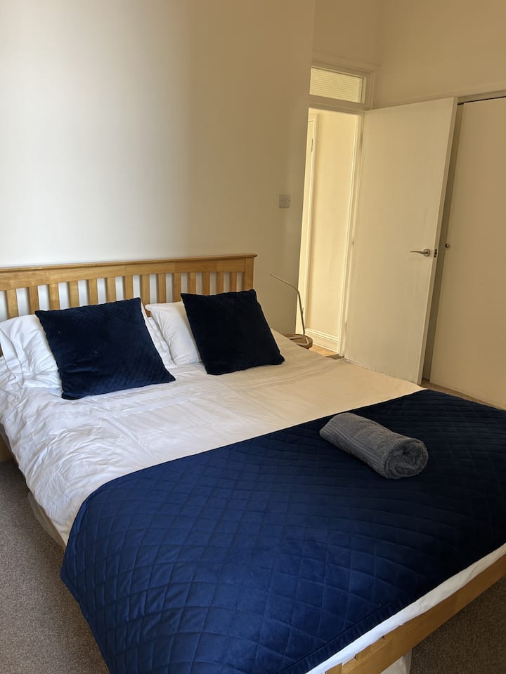 Dormitorio principal con cama tamaño king